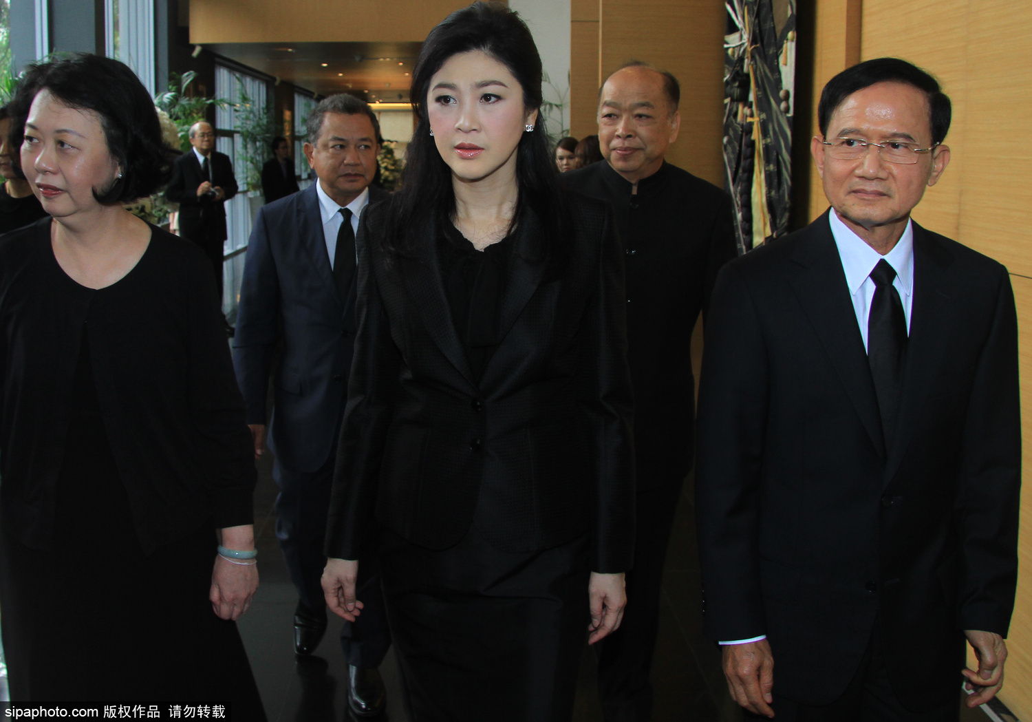 英拉前往新加坡驻泰国大使馆 悼念李光耀