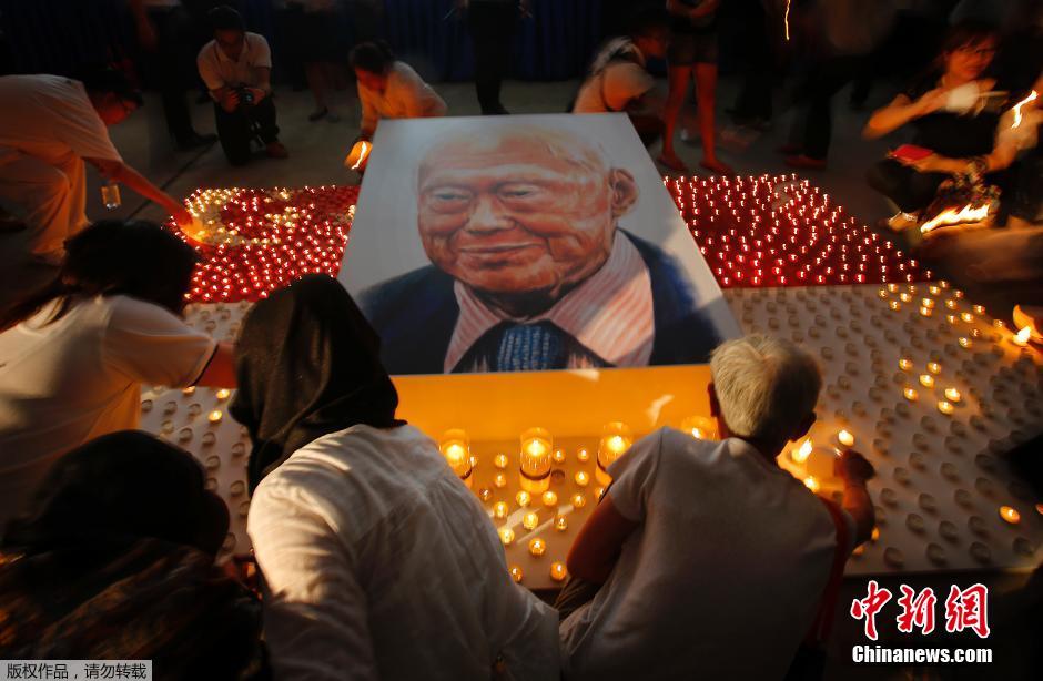 新加坡民众点蜡烛悼念前总理李光耀