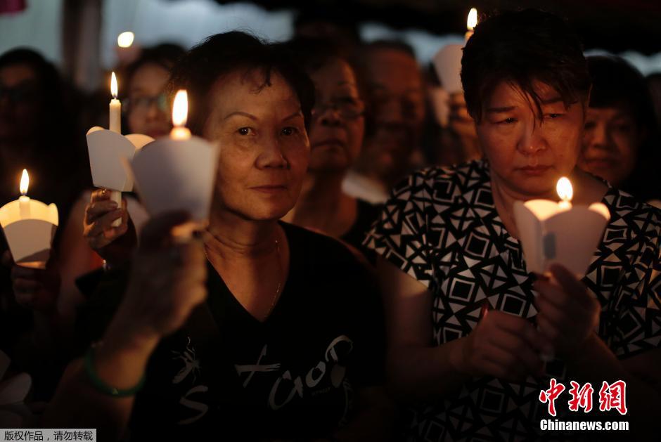 新加坡民众点蜡烛悼念前总理李光耀