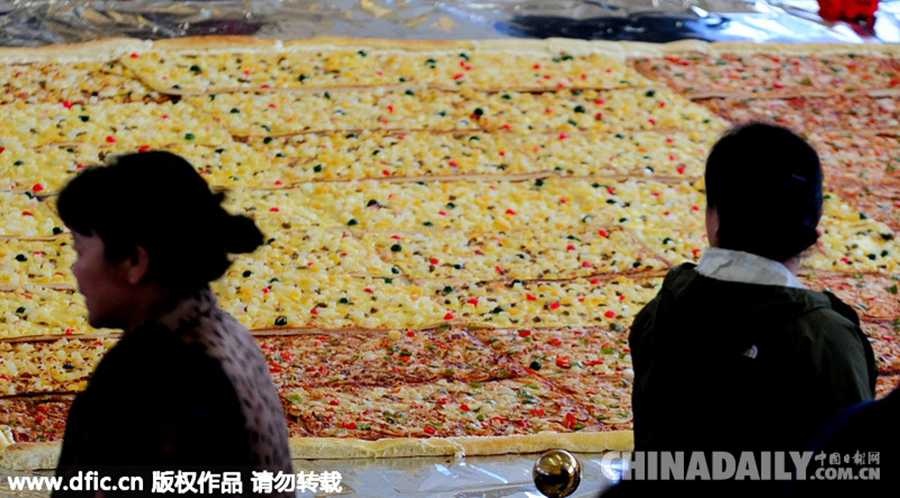 9平方米巨型披萨亮相沈阳 由75公斤面粉、20公斤奶酪制作而成
