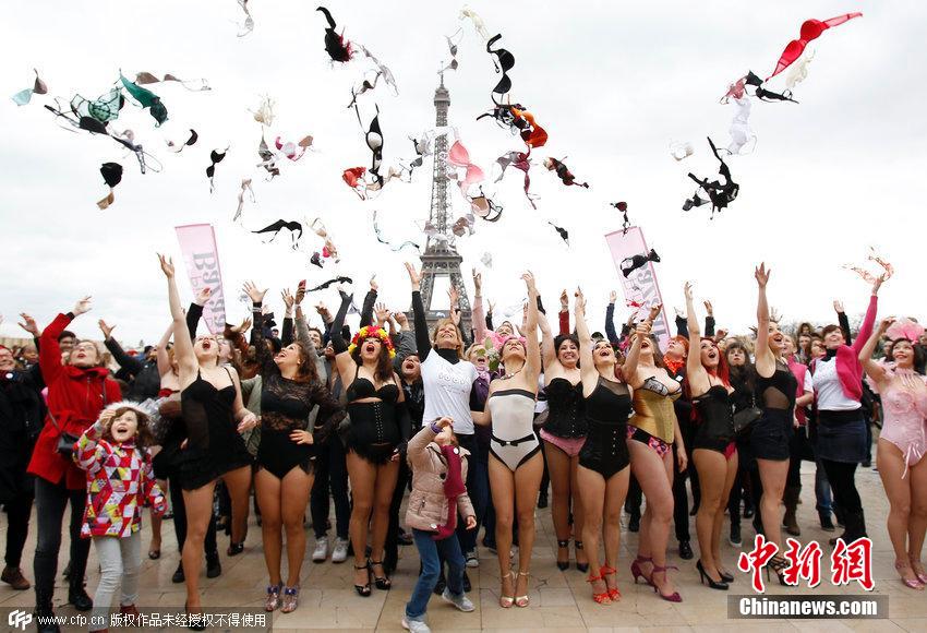法国女性空中抛内衣 呼吁民众关注乳腺癌