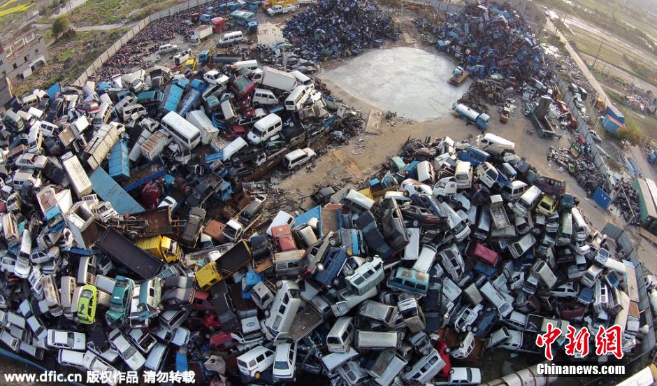 浙江杭州淘汰污染车辆堆积如山