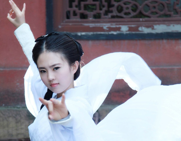 武汉美女cos小龙女 清纯可人似刘亦菲 