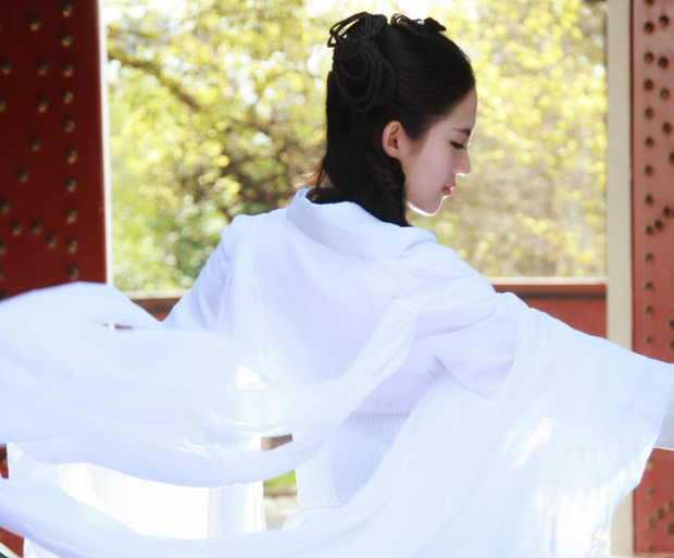 武汉美女cos小龙女 清纯可人似刘亦菲 