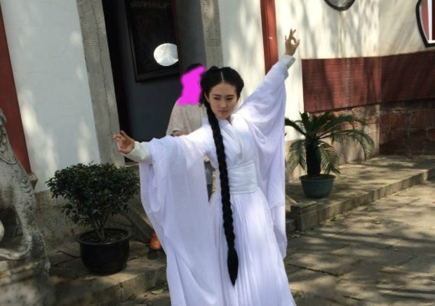 武汉美女cos小龙女 清纯可人似刘亦菲 