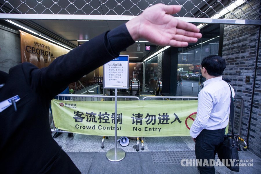 杭州：周末西湖景区地铁被游客挤爆