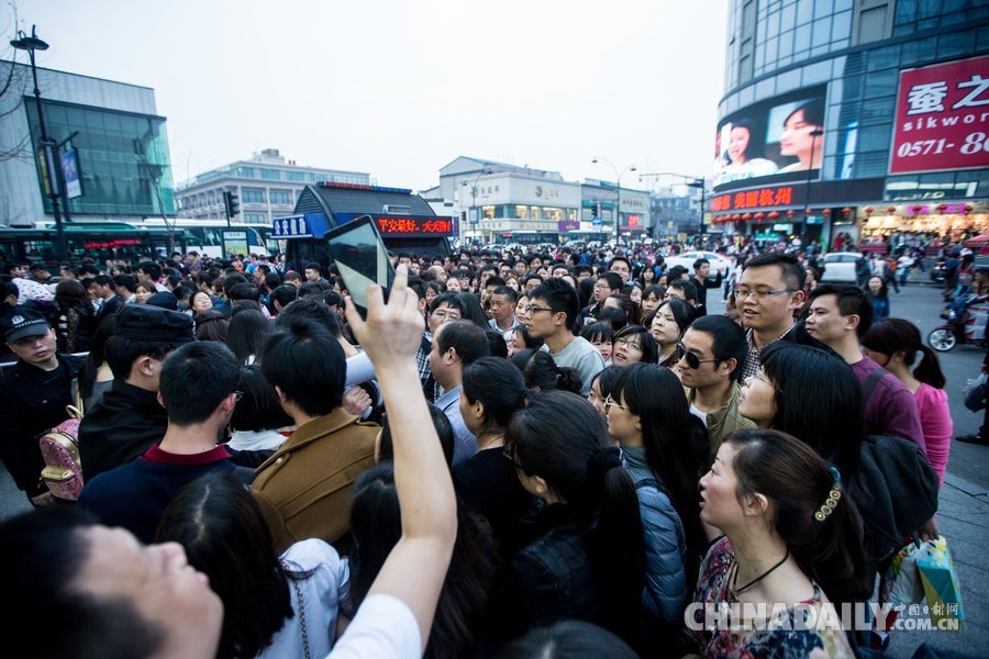杭州：周末西湖景区地铁被游客挤爆