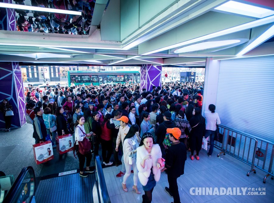 杭州：周末西湖景区地铁被游客挤爆