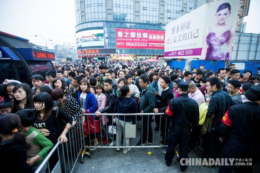 杭州：周末西湖景区地铁被游客挤爆