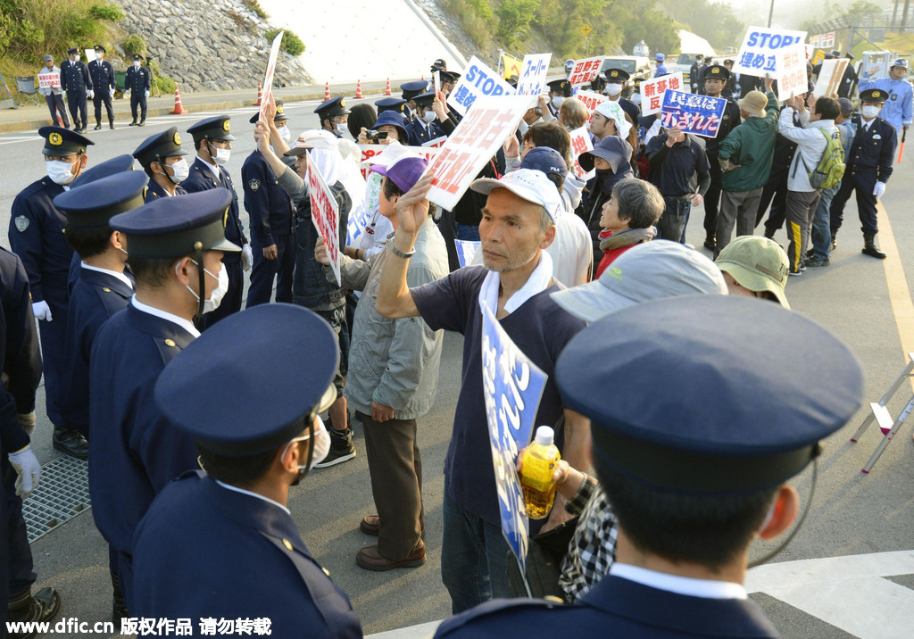 日本政府称冲绳叫停美军机场作业无效 民众抗议