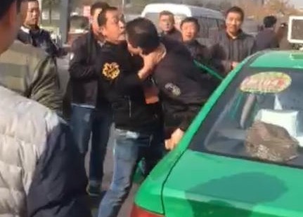 西安警民互殴 警察被打哭