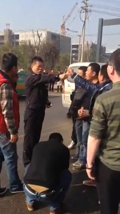 西安警民互殴 警察被打哭