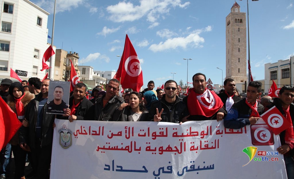 突尼斯首都数千民众进行反恐游行 多国政要出席