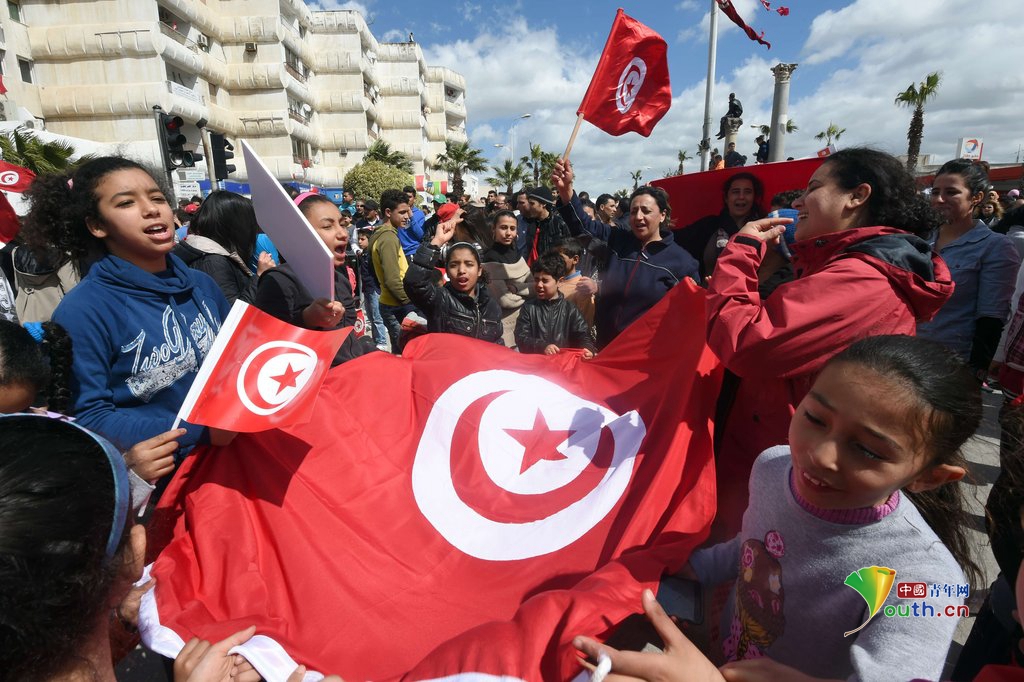 突尼斯首都数千民众进行反恐游行 多国政要出席