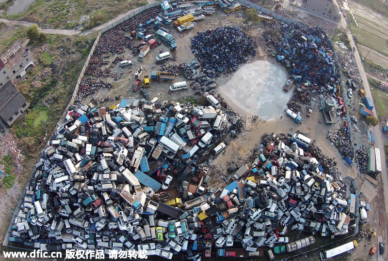 浙江杭州淘汰污染车辆堆积如山