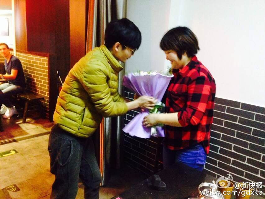 北京男子用“肉卷鲜花”求婚成功