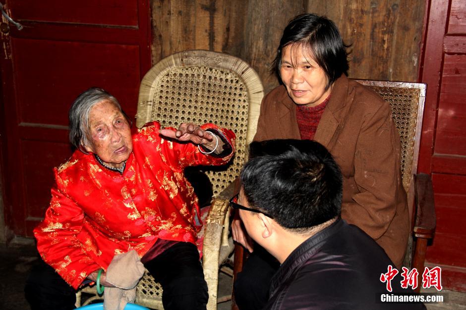 湖南“长寿村” 110岁老寿星能背《三字经》