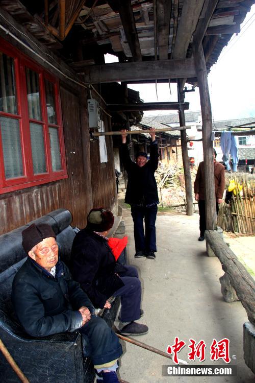 湖南“长寿村” 110岁老寿星能背《三字经》