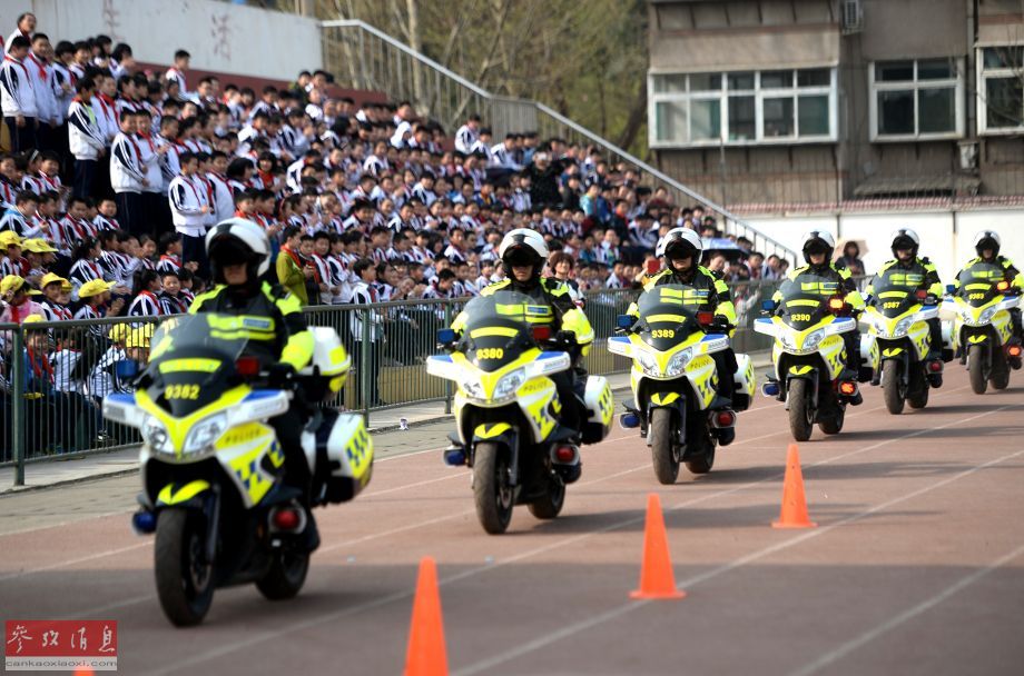 国宾护卫队进济南小学秀摩托车技
