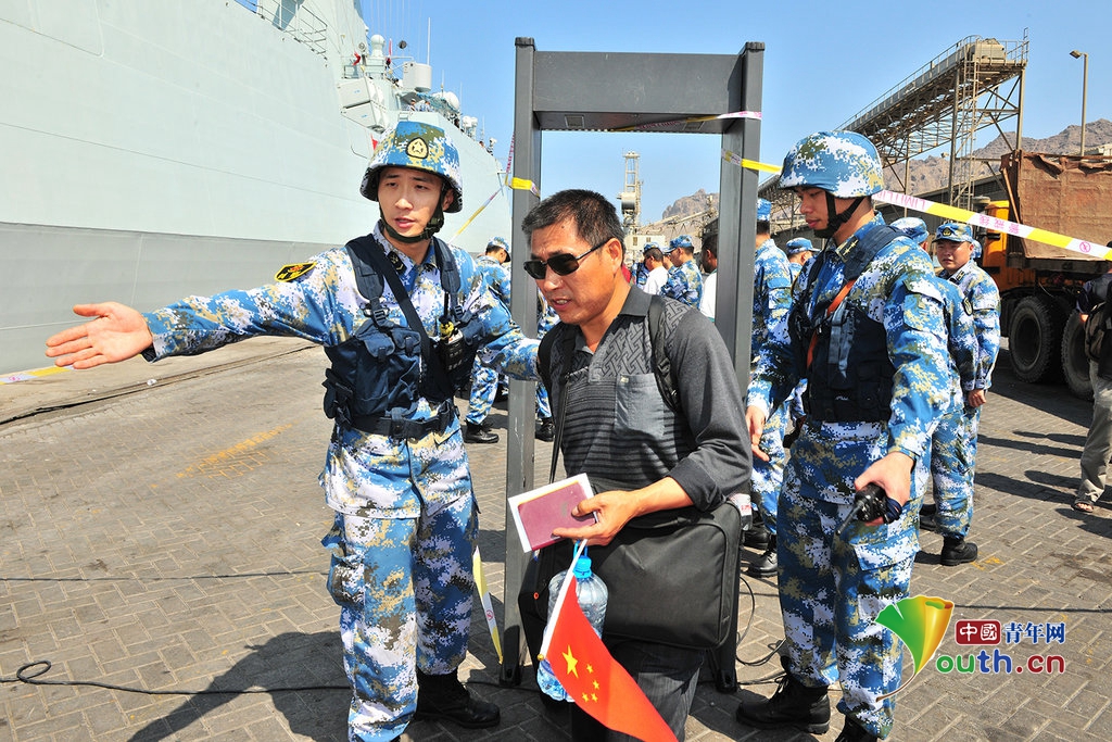 中国海军舰艇顺利从也门撤离首批中国公民