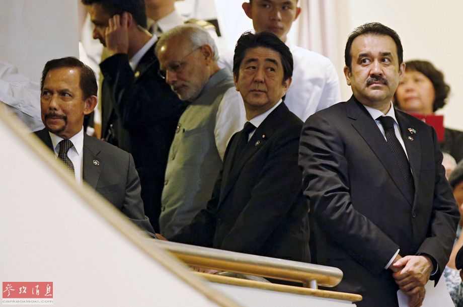 日本首相安倍在李光耀国葬上疑似睡着