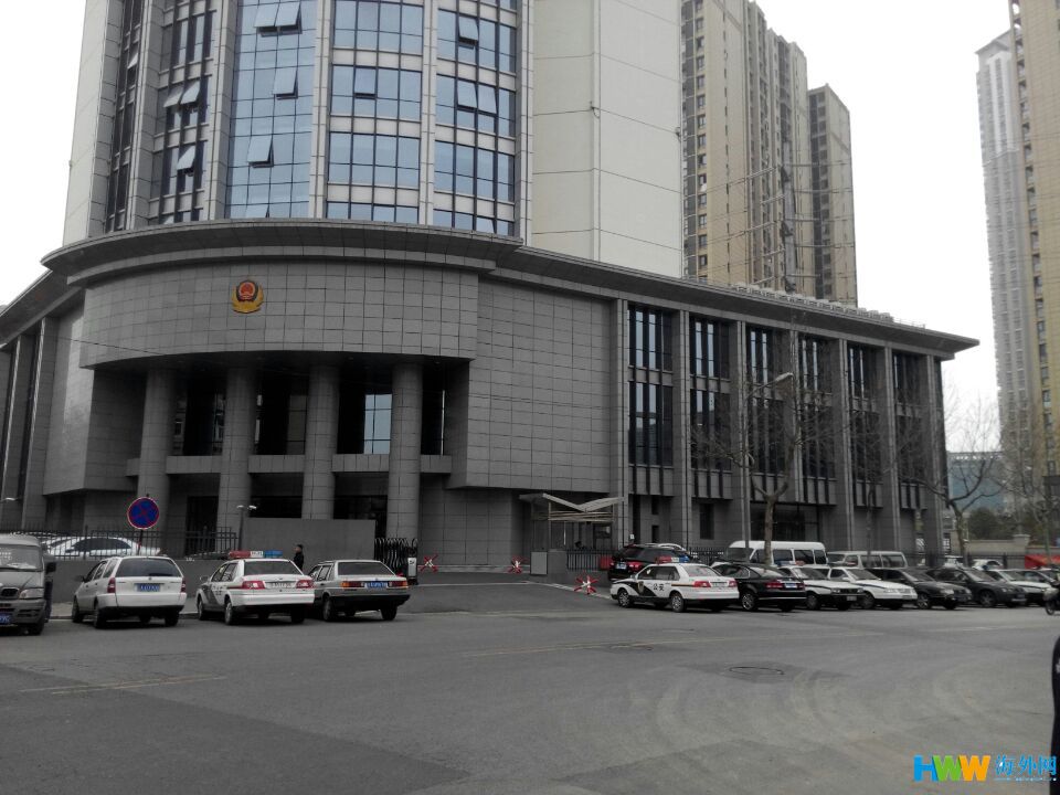 南京：警车集体违停 违停车辆被贴罚单