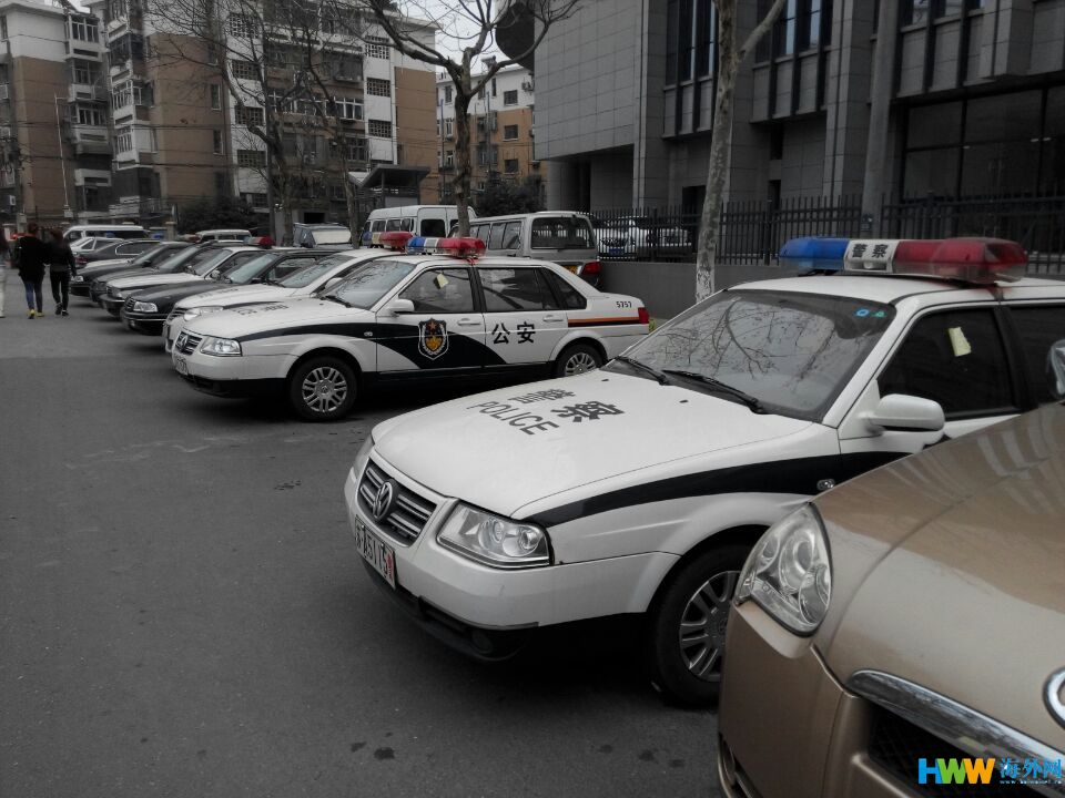 南京：警车集体违停 违停车辆被贴罚单