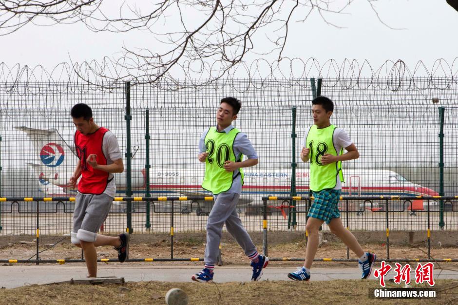 东航招男空乘 “铁人六项”测体能