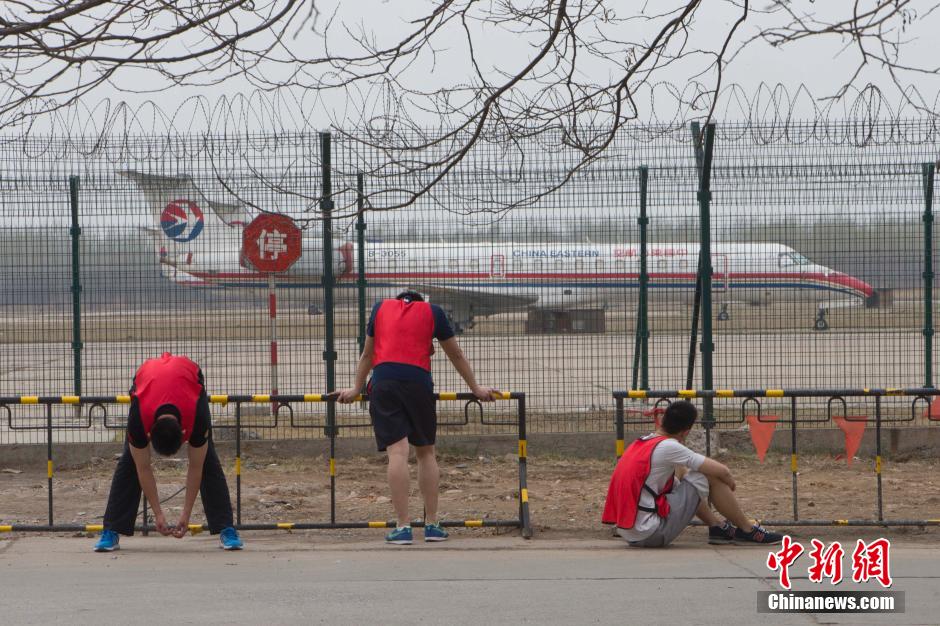 东航招男空乘 “铁人六项”测体能