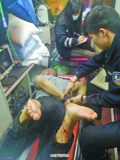 武汉街头假警驾车冲撞真警车被捕