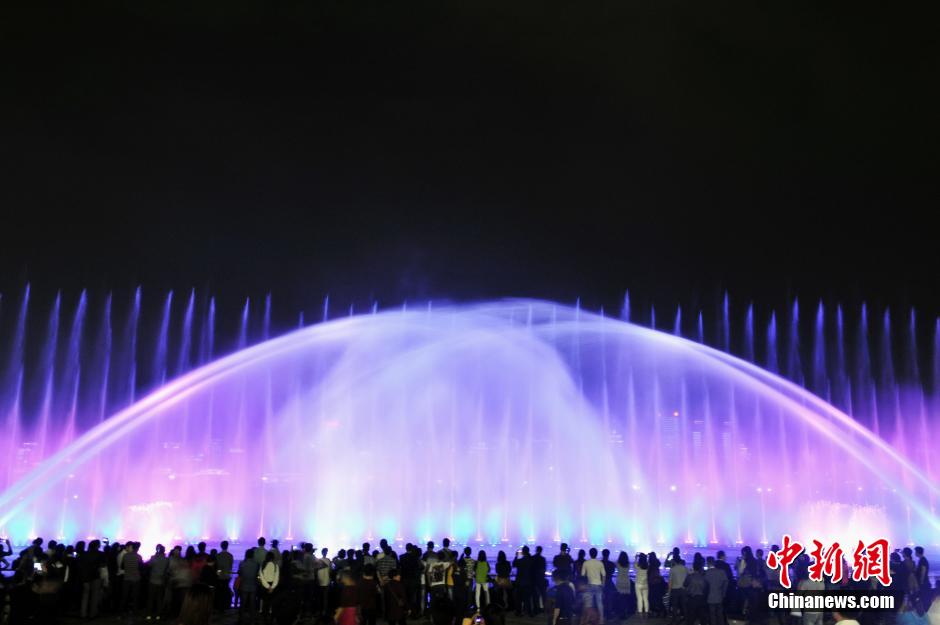 南昌气温飙升 亚洲最大音乐喷泉群人气爆棚