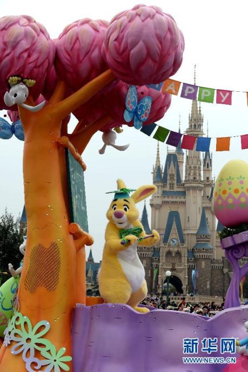 东京迪士尼乐园举行春季花车巡游活动