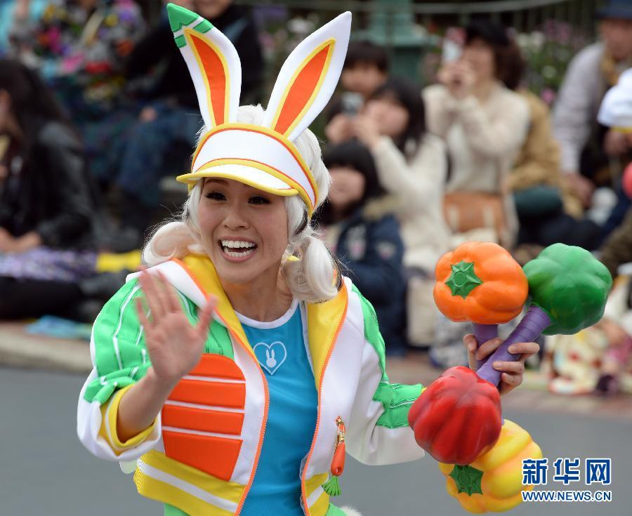 东京迪士尼乐园举行春季花车巡游活动