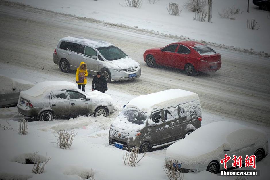 乌鲁木齐重回“冬季模式”道路湿滑车辆行驶缓慢