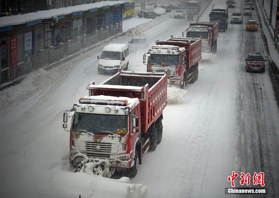 乌鲁木齐重回“冬季模式”道路湿滑车辆行驶缓慢