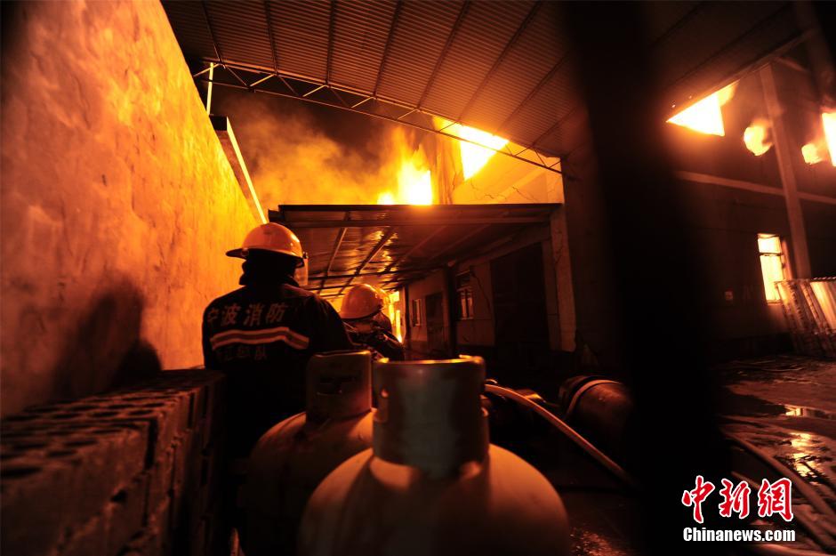 浙江一厂房起火 消防员火中抢运20多个氧气罐