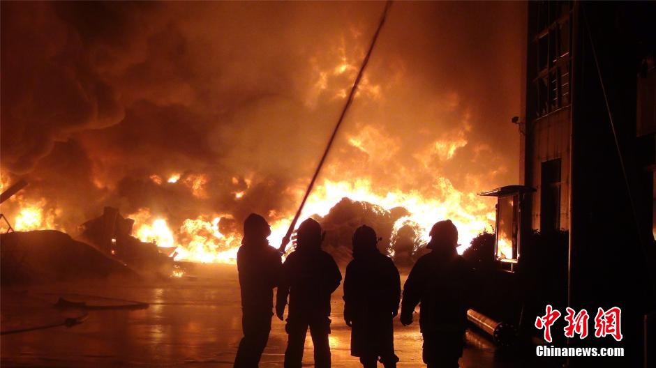 浙江一厂房起火 消防员火中抢运20多个氧气罐
