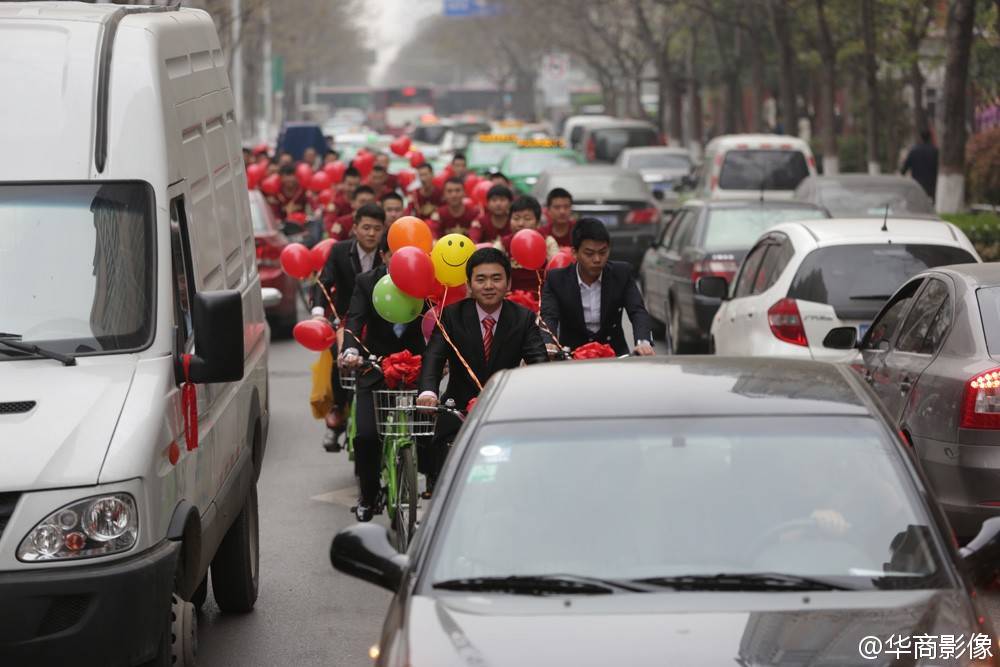 西安男孩26辆公共自行车组迎亲队伍