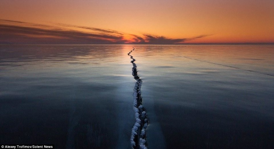 实拍贝加尔湖一米厚冰层崩裂瞬间