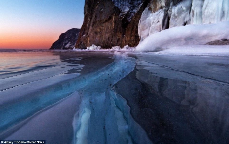 实拍贝加尔湖一米厚冰层崩裂瞬间
