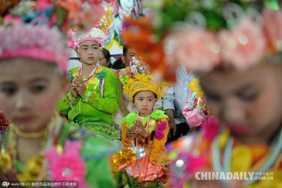 泰国庆祝传统佛教节日 男童盛装亮相宛若新娘 