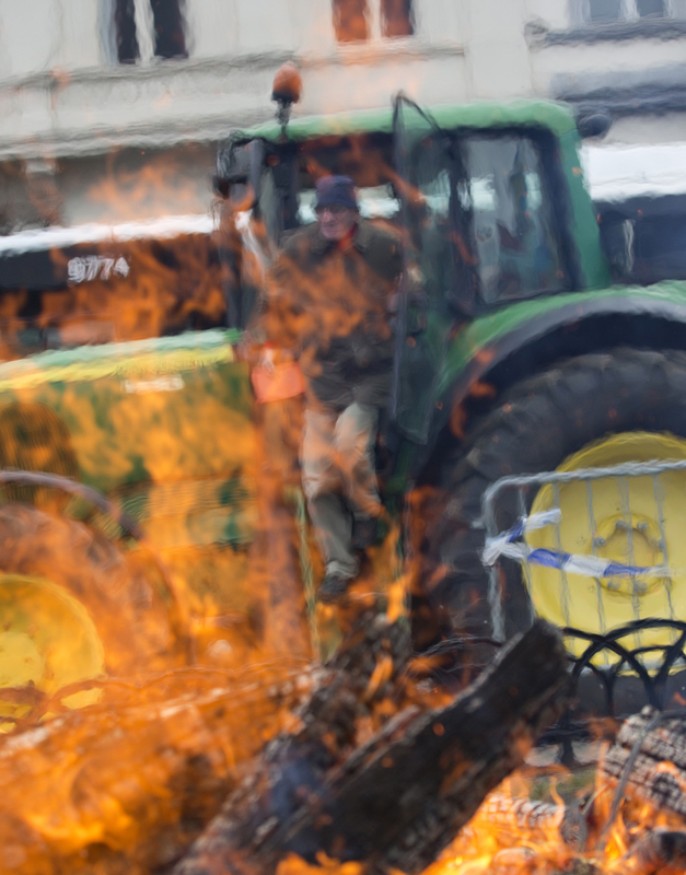 奶牛农开拖拉机欧洲议会外集会 抗议欧盟现行奶业政策