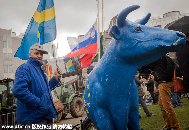 奶牛农开拖拉机欧洲议会外集会 抗议欧盟现行奶业政策