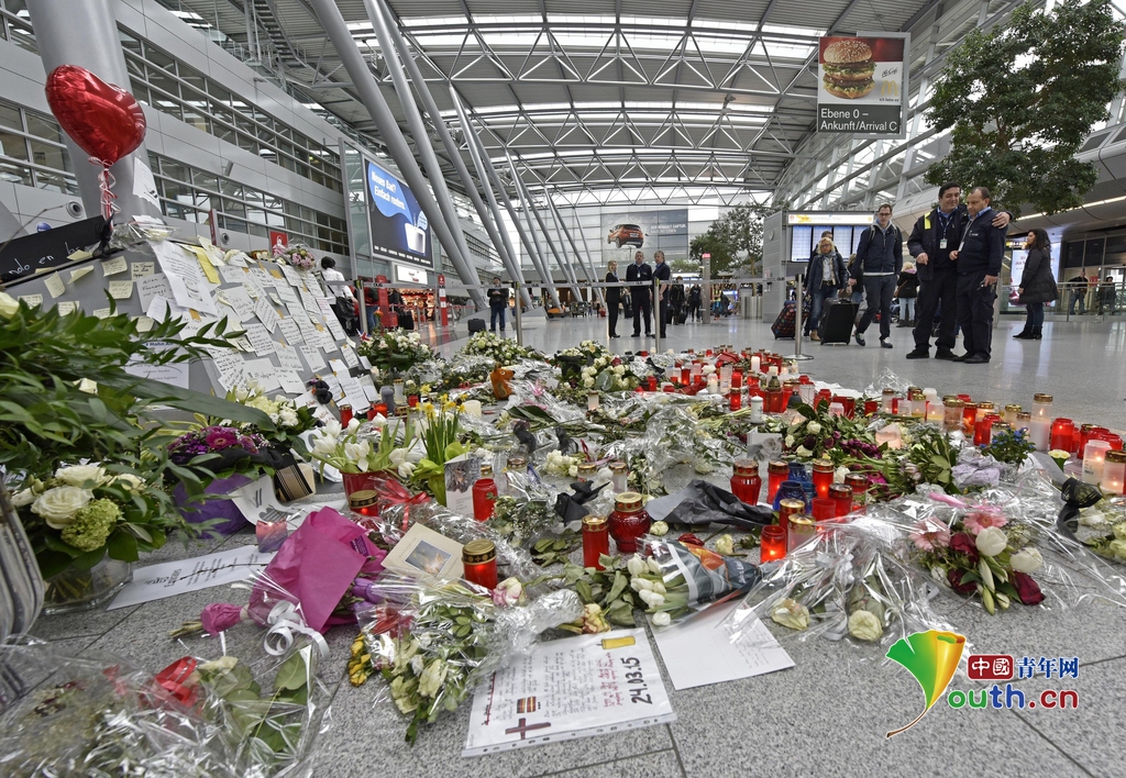 德国之翼航班坠机一周 机场摆满悼念鲜花