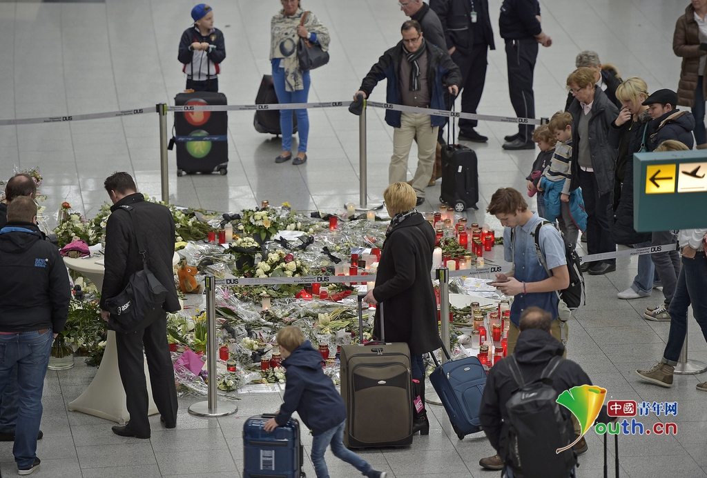 德国之翼航班坠机一周 机场摆满悼念鲜花