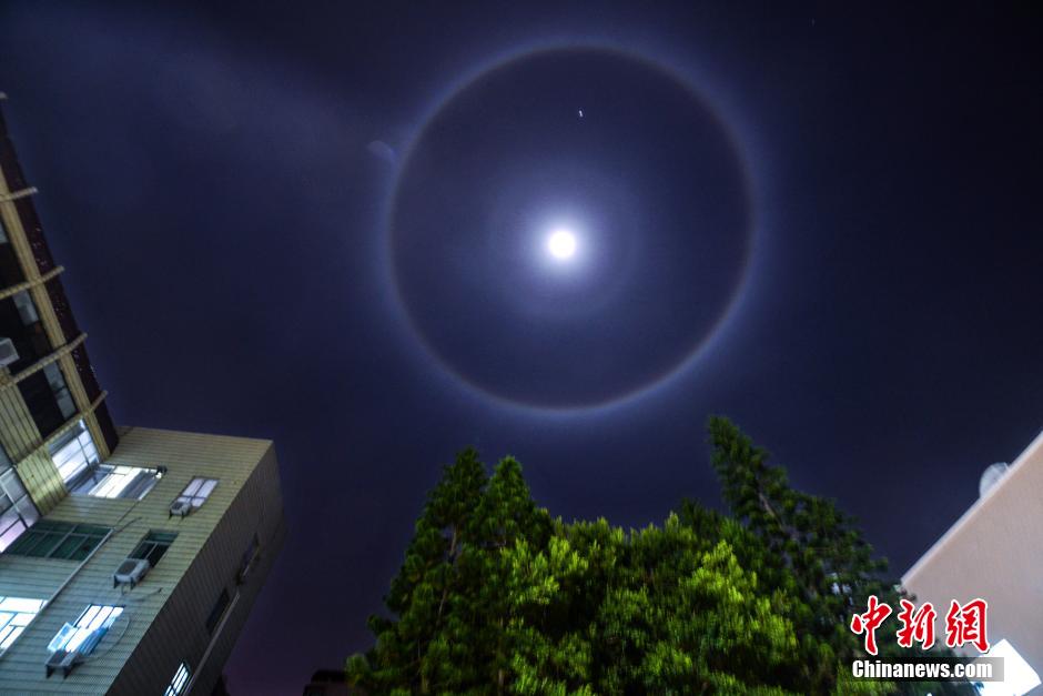 福建平潭夜空现罕见“月晕”奇观 美轮美奂