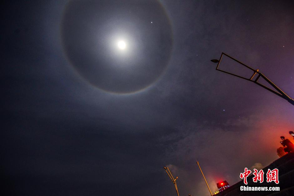 福建平潭夜空现罕见“月晕”奇观 美轮美奂