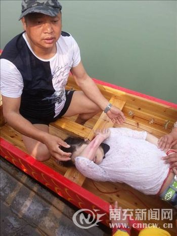 少女割腕跳河自杀被龙舟队划船去救起