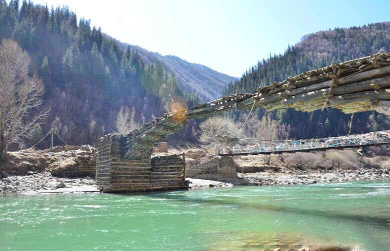 四川藏区现百年木桥 无一颗铁钉