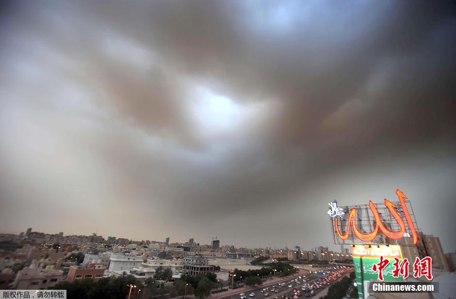 科威特遭遇大规模沙尘暴 黄沙压城场面骇人